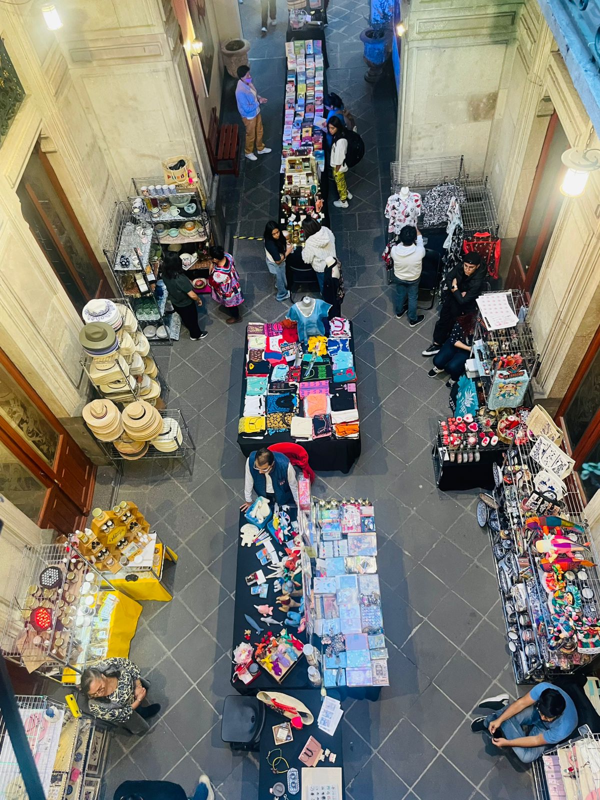 Montaje del mercado en Casa de los Ángeles